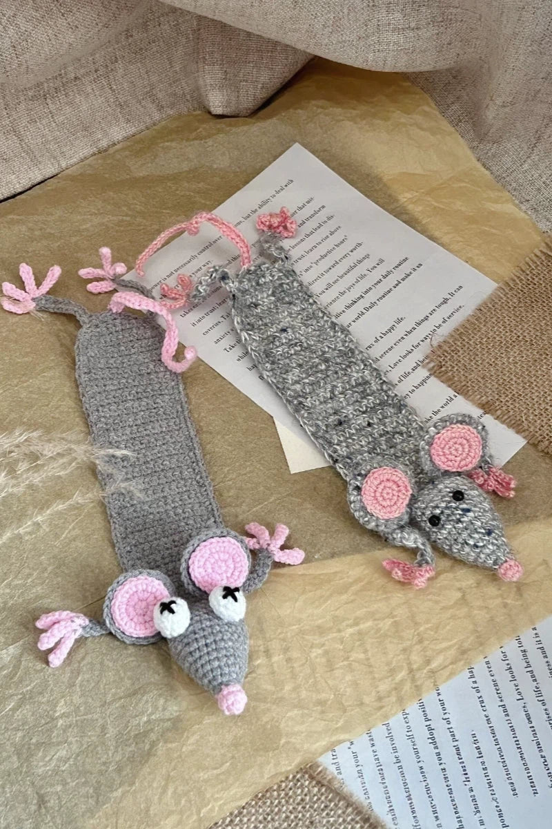 Handgemachtes Häkel-Lesezeichen mit niedlicher Maus