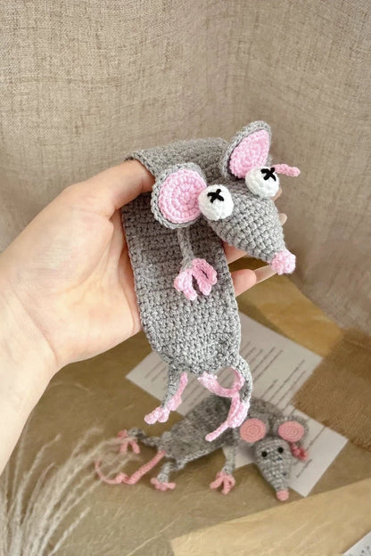 Handgemachtes Häkel-Lesezeichen mit niedlicher Maus