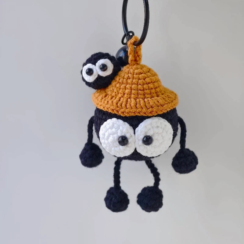 Gehäkelter „Black Coal Ball“ Taschenanhänger